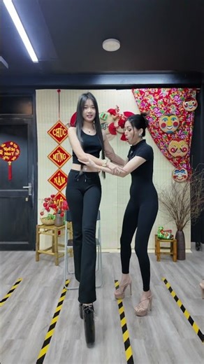 Female models try walking in 30cm heels! #bybacademy #daotaonguoimau #thanhhuyennguyen #5G