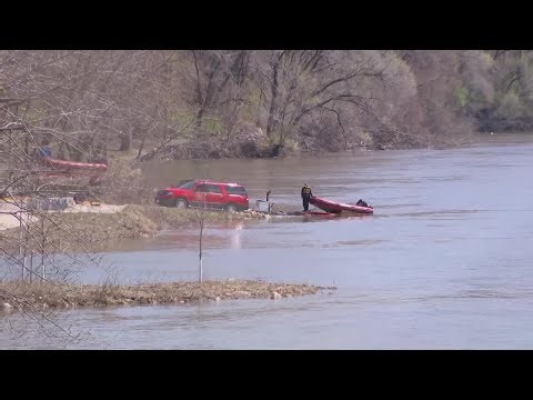 RAW VIDEO: Crews remove boats from water after recovering body from Des Moines River