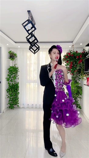 Magical Makeup! Young Man Transforms into Half Masculine, Half Feminine#Medical Mystery