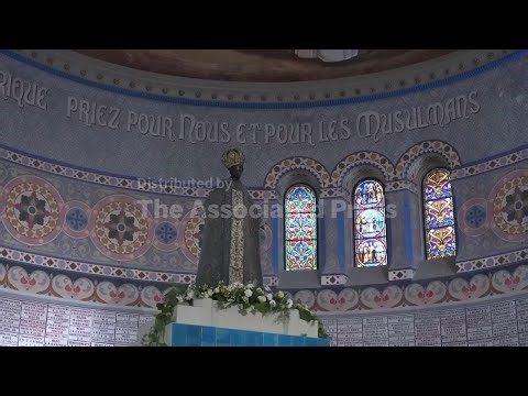 Christian and Muslim communities come together to welcome pope to Algeria