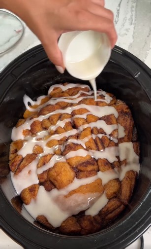 Easy crockpot peach cobbler dessert recipe