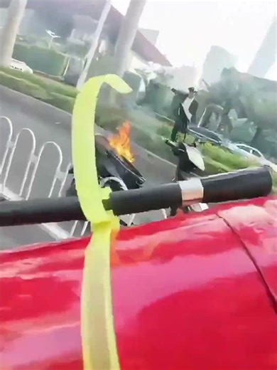 外卖骑手偶遇电动自行车起火，迅速取用灭火器灭火。｜中国广西 伸出援手 随机应变 #delivery #guy #help #ebike #extinguish #fire #quick #China