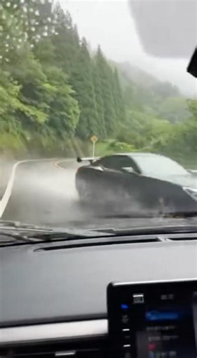 【衝撃映像】「マジか…」雨の峠道でコントロールを失いスピンするスポーツカーの恐怖
