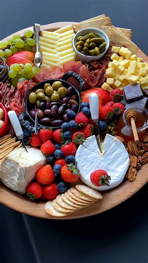 I’m sharing my best charcuterie board ideas ➡️ https://natashaskitchen.com/charcuterie-board/ | NatashasKitchen.com