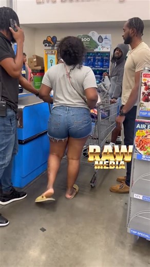 Tim Anderson on Instagram: "They was beefed out at the register it definitely went down 🦹🏽‍♂️🦹🏽‍♂️ #walmart #fight #foryou #explorepage"