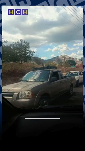 #HCHNoticias | ¿Tendrán licencias de conducir estos puercos? Cerca del puente de La Isla, los carros que vienen del barrio La Hoya tienen que lidiar de vez en cuando con prófugos del ácido fólico que van en contravía en el carril que va con dirección al Congreso Nacional en la https://t.co/drKHETtZ6P