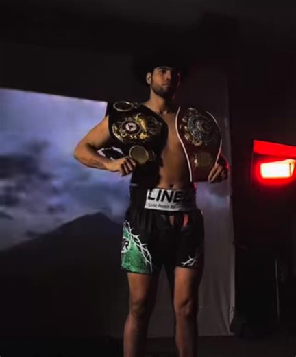 Zurdo looks HUGE‼️It’s going to be an interest fight considering the size‼️#ZurdoBenavidez ⏸️🎥 GoldenBoy IG