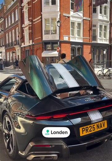 How cool is this? 😎😎😎 The engine of this very special Ferrari 12 Cilindri is signed by two Formula One legends: Charles Leclerc and Carlos Sainz. 🏎️ 🏎️ 🏎️ And - of course - by the Ferrari factory team. 💯💯💯 #ferrari #carspotting #formula1 #supercar #carspotting