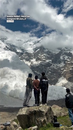 Massive avalanche sends onlookers running!