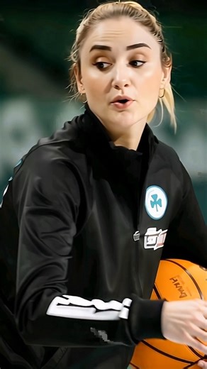 🔥 سيلين إردم بمعطف أحمر وابتسامة فوز | مدرب كرة السلة التركي يقود فريقه إلى المجد 🏆 001#selenerdem