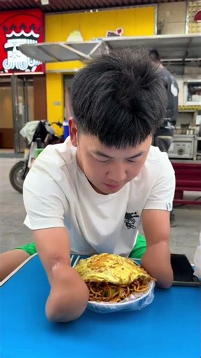 He eats pasta without his hands #shortsvideo