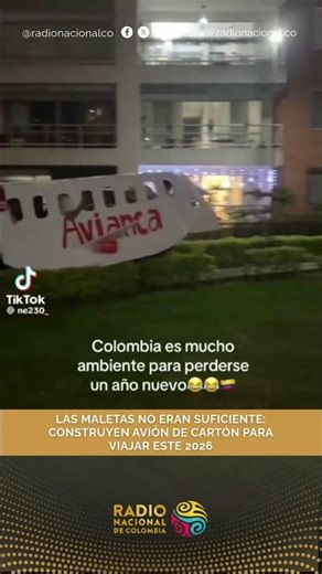 COLOMBIANOS REINVENTAN EL AGUERO DE FIN DE AÑO Y “VIAJAN” EN AVIÓN HECHO EN CARTÓN