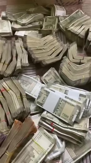 बेटा देखकर इगनोर मत करना 👌 👌 👌 Jammu and Kashmir's armless archer and Paralympics medallist Sheetal Devi edged out quadruple amputee Payal Nag of Odisha to win the gold in a much anticipated clash of the Khelo India Para Games here on Sunday. In the battle between two teenagers, defending champion Sheetal came from behind to successfully bag her second gold medal of the Games at the Jawaharlal Nehru Stadium. Pitted against the 17-year-old Payal, Sheetal, 18, ed 109-103 in their compounddunnye