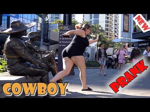 What would you do if it moves? Hahahah statue prank. luco patung