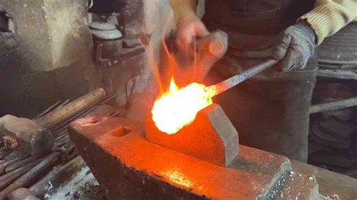 Building a knife with a loose chain handle