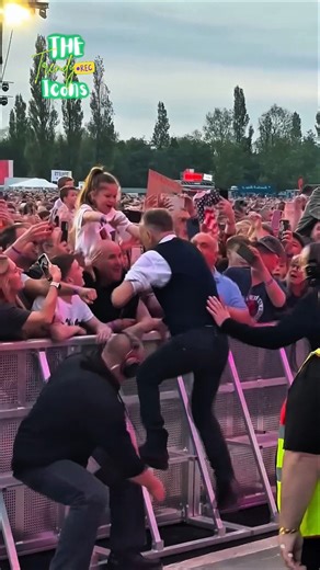 Bruce Springsteen Interacting With Little Fan #brucespringsteen