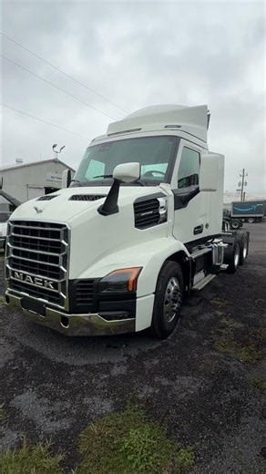 Is this the cleanest day cab on the road? 🚛🔥 #trucklife #mack