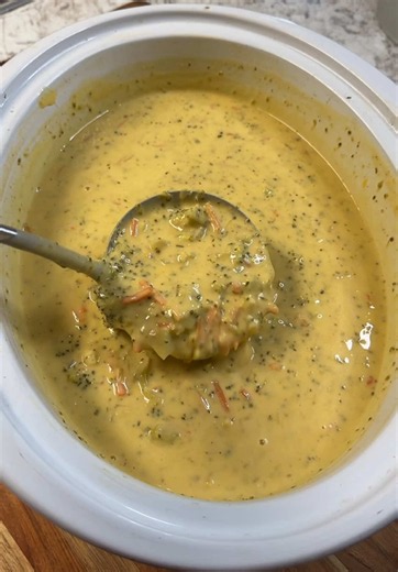 If you need an easy crockpot soup recipe, this broccoli cheddar soup is for you! 🙌🏼😍 Ingredients: * 5 tbsp butter * 32 oz broccoli, chopped * 10 oz shredded carrots * 2 celery stalks, chopped * ½ yellow onion, diced * 4–5 cloves garlic, minced * 6 cups chicken broth * ½ cup flour * 2 cups heavy cream * 32 oz sharp cheddar cheese, shredded Seasonings (to taste): * Chicken bouillon * Kinder’s Garlic & Herb * Kinder’s All Purpose * Salt * Pepper * Nutmeg #Bro#BroccoliCheddarSoupo#CrockpotRecipes