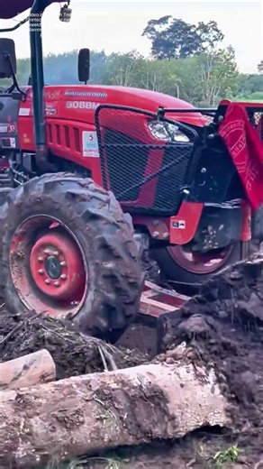Schaufel schiebt, Schlamm weicht: Wie ein Traktor den Boden in Form bringt