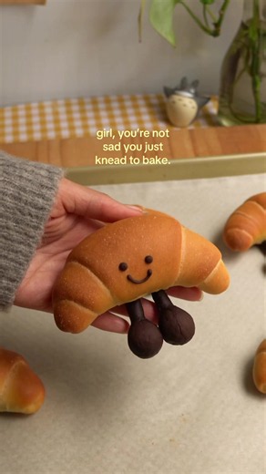 How can you be sad when these lil guys are looking back at you 🤧 A sneak peak of all the creatures you’ll find in the bread chapter of my upcoming book, Cozy Baking Life - out for pre-order now! 📖 Find the link in my bio as always 🫶🏻 #baking #recipe #bread