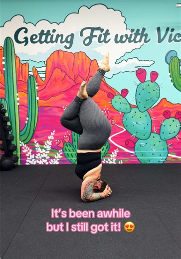It felt so good to get upside down again! 🤭😍✨ Sports bra & leggings @AOXJOX code VIC10 saves you 💕 #headstand #headstandpractice