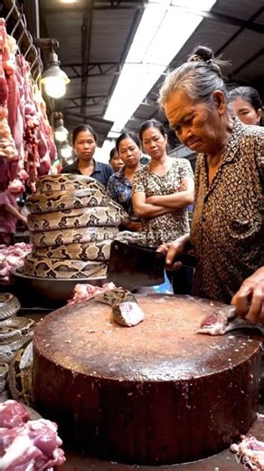 Traditional Python Market Scene@alfurqan-ai