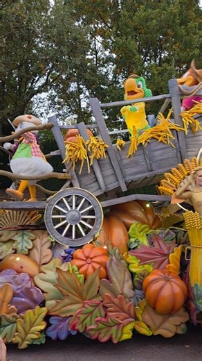 Disneyland Paris Halloween parade #halloween #disneyparks #disneyland