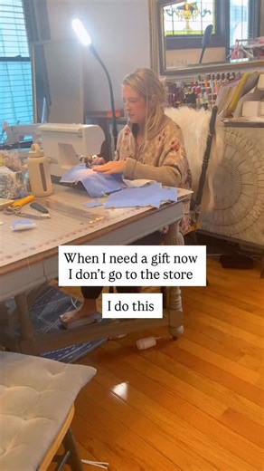 Amber Watts | Teaching beginners how to sew & design on Instagram: "👋🏻 Let me teach you how to sew 👇🏻 Lately, I’ve been making the cutest and easiest sewing projects on repeat for gifts… I love that once I have a simple pattern, I can customize it to match the personalities of the people I love 💕 🪡 The projects I choose take under 1 hour so I can finish them in one sitting—because life is busy and sometimes that’s all the time we have 😅 My name is Amber ✨ I’m a professional fashion design