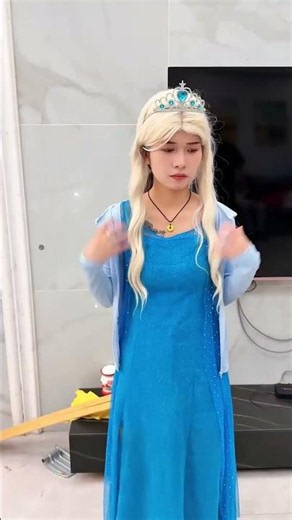 Everything Elsa Touches Gets Static Electricity