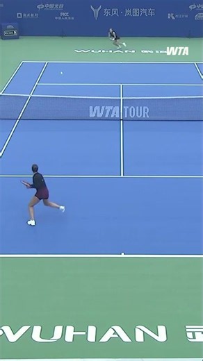 Controlled and composed 💪Iva Jovic is battling hard against Chwalinska.#dongfengvoyahwuhanopen