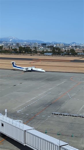 仙台空港に到着したANAウイングス DHC8-Q400がターミナルへタキシング