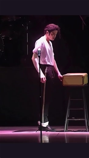 Michael Jackson's Classic Stage Performance: The Iconic Footsteps
