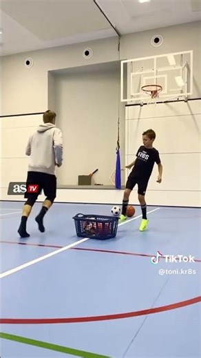 KROOS REVIENTA TIKTOK JUNTO A SU HIJO CON UN EJERCICIO DE TÉCNICA VIRAL