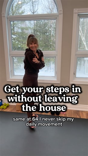 Janet Osborne on Instagram: "🥶Too cold to get outside for a walk? Same 🏠 So today I got my steps in at home — no leaving the house — and it only took 3½ minutes. This fun little countdown-style cardio drops 10 seconds each round to keep things motivating and doable. ⏱ 3½-Minute Cardio Countdown • :60 Step touches • :50 Alternate high knees • :40 Double hamstring curls • :30 Low-impact jacks • :20 Cross-behind + chest openers • :10 Fast feet 💦 Rest 30 seconds 🔁 Repeat if you want an easy 8-mi