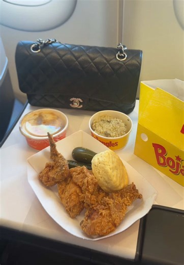 @Bojangles THAT BISCUIT & FRIES WAS EVERYTHING THO #bojangles #popeyes #friedchicken #airport
