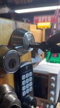Lockpicking: Key Impressioning, Making a key with a file #lockpicking #automobile #leverlockpicking