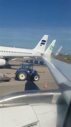 Pushback from AMS in Transavia A321 NEO with Iceldanair and Air Baltic A220 in background