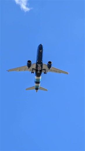 JetBlue Airways A220 Flyover - 8K