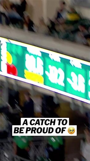 Fan catches don't get much better than this 👏