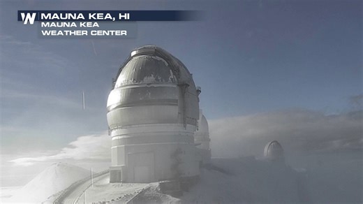 HAWAII SNOW: 🏖️❄️The clouds have finally lifted from the Big Island’s volcano peaks, unveiling a stunning tropical winter wonderland! | WeatherNation