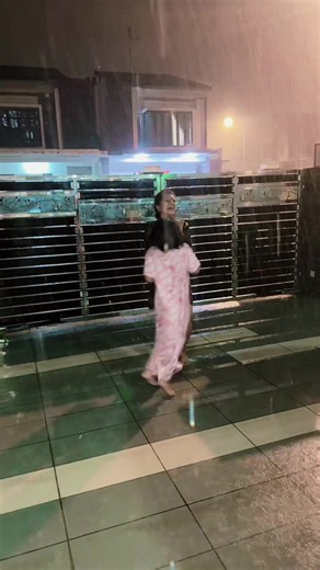 Just enjoy the rain moments 🥹🥰😇#raining #girls #mazhai #neevarumbodhu