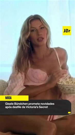 👠 Gisele Bündchen surpreendeu o público ao deixar um recado ao final do Victoria’s Secret Fashion Show 2026. A modelo prometeu novidades em breve e despertou a curiosidade dos fãs sobre seus próximos passos. 👀 “Vocês vão ver mais de mim em breve”, afirmou Gisele. A declaração abriu espaço para especulações sobre um possível retorno à passarela, deixando a expectativa para o que vem por aí. 📹: @victoriassecret #jornaldebrasilia #giselebundchen #victoriassecret #moda #passarela