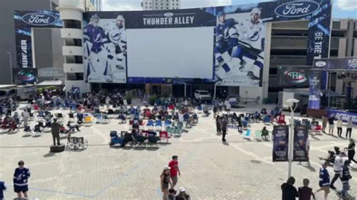 Timelapse of fans coming into Thunder Alley