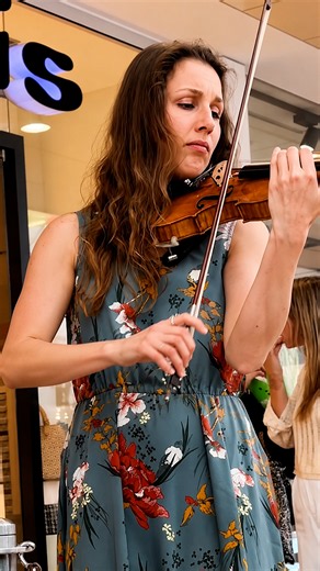 This shopping mall performance turned into a violin duet