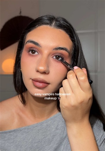Easy Vampire Halloween Makeup Tutorial 🧛🏼‍♀️