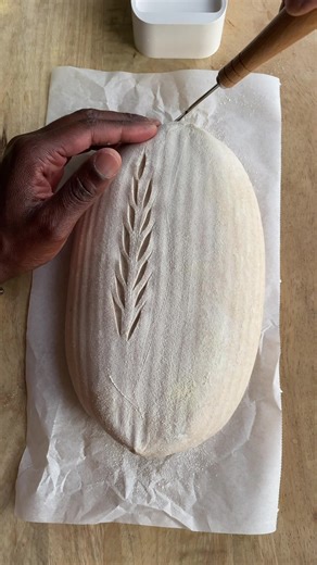 Scarification du pain astuces 👇🏾 si cela nous échappe encore , n’ayez crainte . Il est important d’utiliser le bon matériel à savoir une lame ou un scarificateur . Prendre son temps tout en incisant du haut vers le bas sans forcer avec patience et précision . Entraînez vous et vous verrez que cela se fera tout seul avec le temps . 🇬🇧Bread scoring : If this still escapes us, don’t worry. It is important to use the right equipment, namely a blade or a scarifier. Take your time while incising f