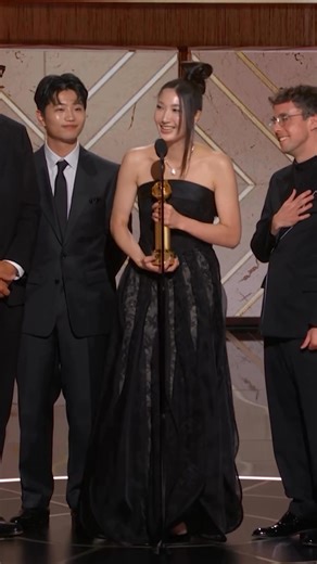 "This award goes to people who have had doors closed at them." WATCH: "KPop Demon Hunters" singer EJAE's acceptance speech as "Golden" wins Best Original Song in a motion picture at the 2026 #GoldenGlobes. (Courtesy of the Golden Globes) | ABS-CBN News