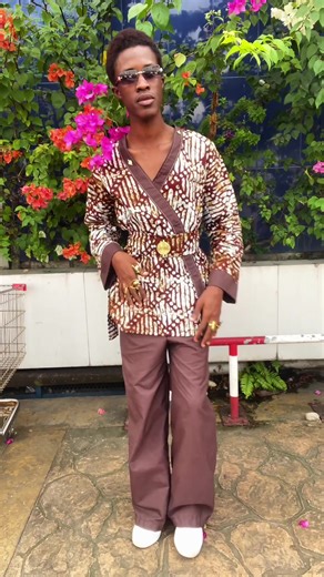 Il y a des idées qui restent dans la tête. Et puis il y a celles qui prennent forme. Aujourd’hui, je vous montre le tout premier prototype du Kimono Maison Thérèse. Pas une pièce finie. Pas encore une collection. Juste une vision devenue réelle. J’ai voulu un kimono structuré & confortable. Un pantalon qui tombe juste, sans ceinture, pour se sentir libre. Ceci est un prototype. Il va encore évoluer. Être corrigé. Affiné. Et justement… j’ai besoin de vous. Dites-moi : ce que vous aimez ce qui vou