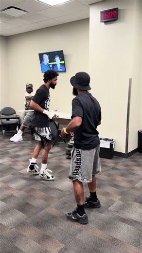 🕺 Antonio Russell grooving and shadowboxing backstage!