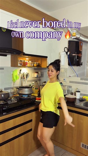Own kitchen. Own rules. Own vibe.“I’m my favorite.” 💃🔥 #myfavourite #kitchenvibes #cookingmethod